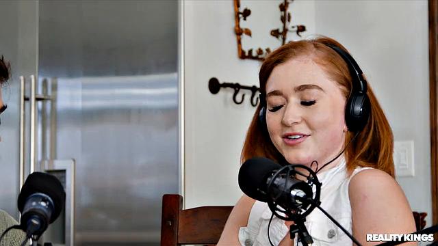 Калли Блэк устраивает горячее интервью с анальным сексом и глубоким проникновением с Nade Nasty на подкасте!