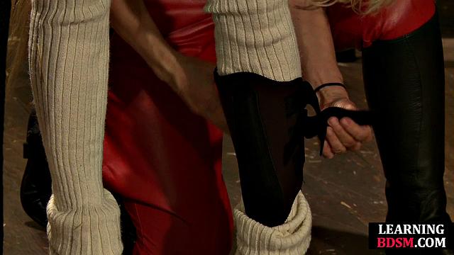 Госпожа в латексе дрессирует покорную рабыню на цепи в подземелье.