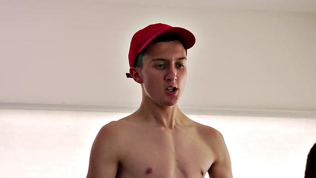 Sporty gaydaddy bottomed by skinny twink after workout