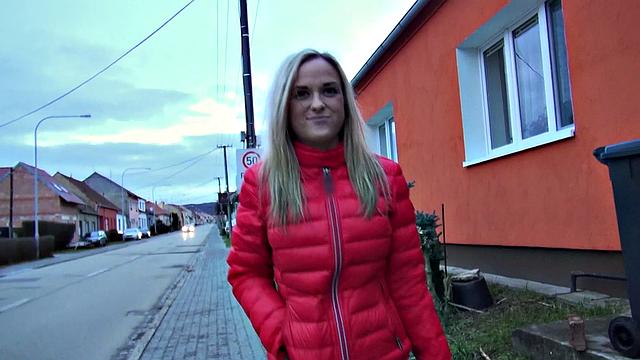 Blonde babe gets double the cum after deepthroating & getting fucked outdoors