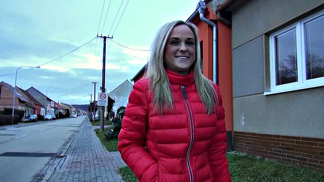 Blonde babe gets double the cum after deepthroating & getting fucked outdoors