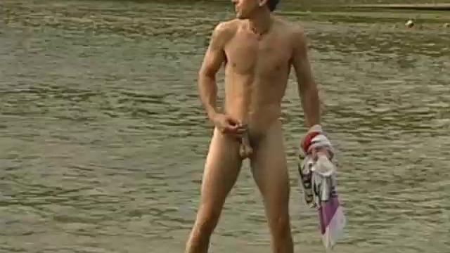 бо скотт дрочит на берегу озера и мощно кончает