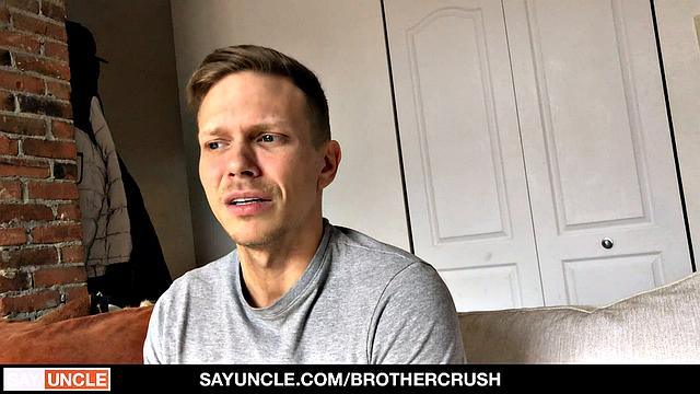 Смотри, как зрелые парни жестко трахаются и кончают в анал на каникулах дома.