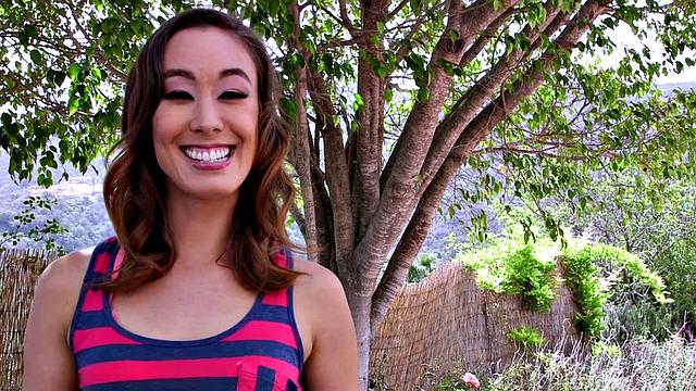 Кристи заводится на природе, потом хвастается нежным бельём