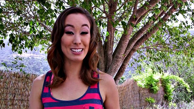 Кристи заводится на природе, потом хвастается нежным бельём