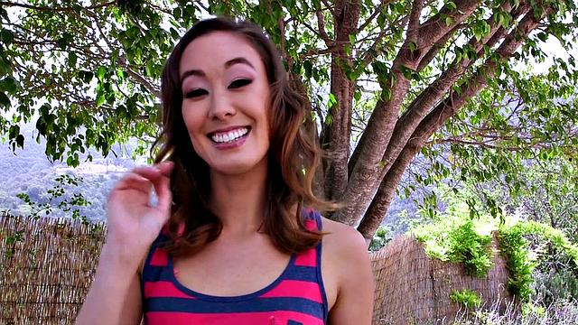 Кристи заводится на природе, потом хвастается нежным бельём