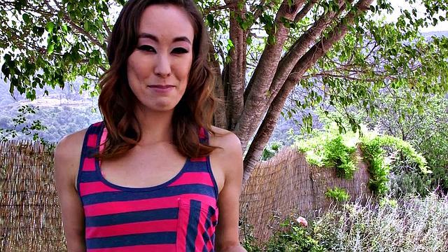 Кристи заводится на природе, потом хвастается нежным бельём