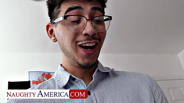 Линдси Ли соблазняет коллег массивной жопой и жёстко трахается в офисе.