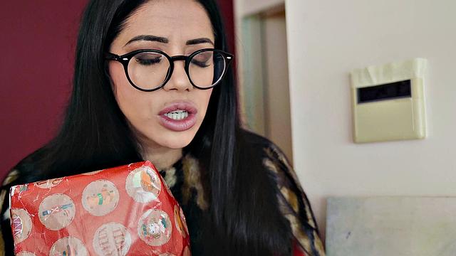 мачеха таскает подарки, а получает анальный глупый урок