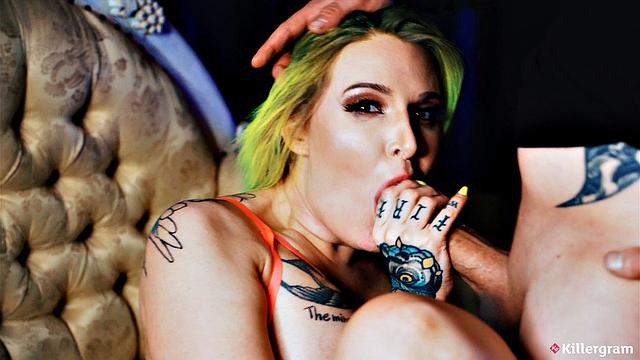 Шлюха с большими сиськами Alexa Vice на улице ловит клиента и жадно берет его член во все дырки, пока не получает заряд на свою натраханную пизду.