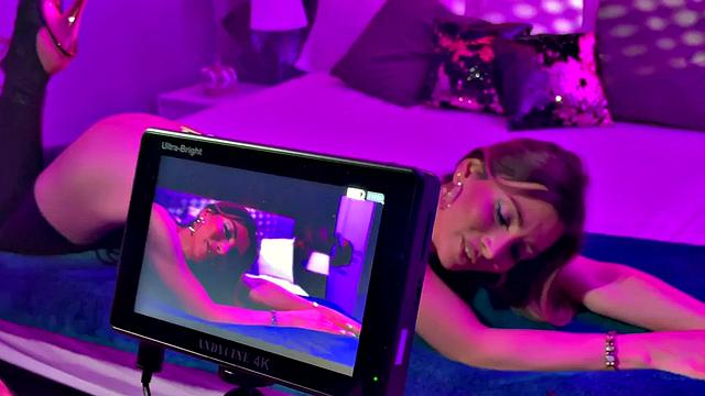 Татуированная в трусах с страпоном: тройничок весёлый, аж ремень трещит