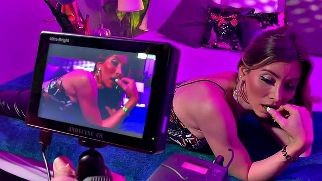 Татуированная в трусах с страпоном: тройничок весёлый, аж ремень трещит