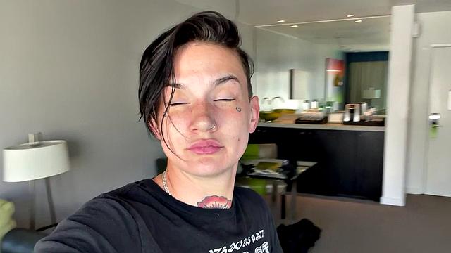 Татуированная в трусах с страпоном: тройничок весёлый, аж ремень трещит