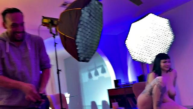 Татуированная в трусах с страпоном: тройничок весёлый, аж ремень трещит