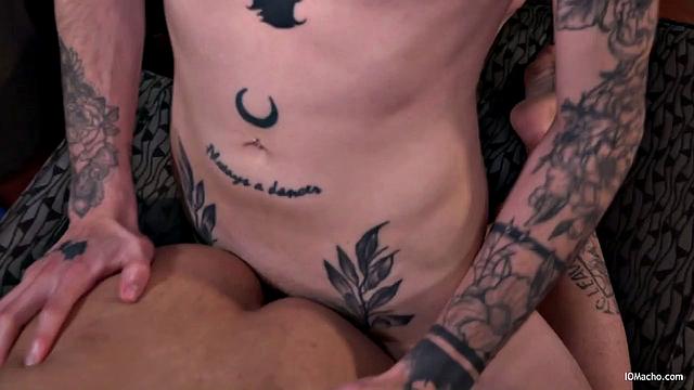 Эдвин раздвигает Лео и жёстко трахает по-латиноамерикански