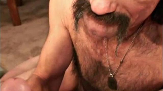 волосатый строитель герман забивает на ремонт и стреляет на природе