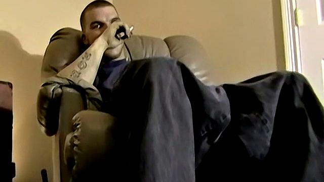 Вальтер дрочит свой твёрдый член на камеру