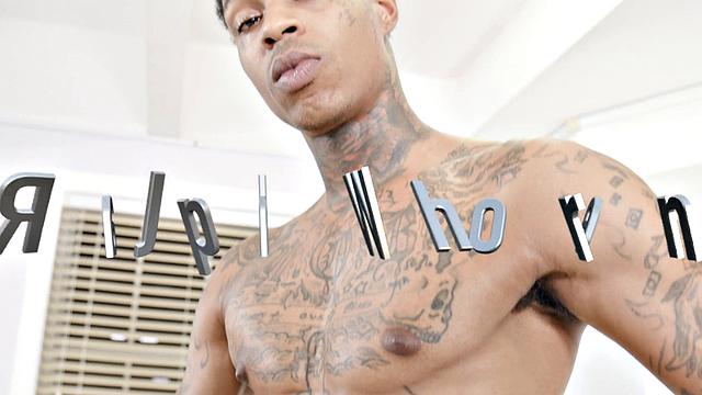 ралф показывает, кто тут главный черный жеребец