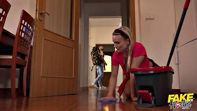 Поймай домработницу Lily Joy за уборкой и трахни её прямо на чистой кровати!