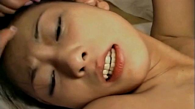 Японка сосет и трахается в группе, волосатая киска крупным планом.