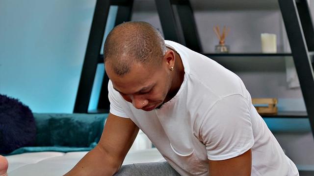 пышная малышка в очках глубоко сосёт и скачет на члене во время йоги