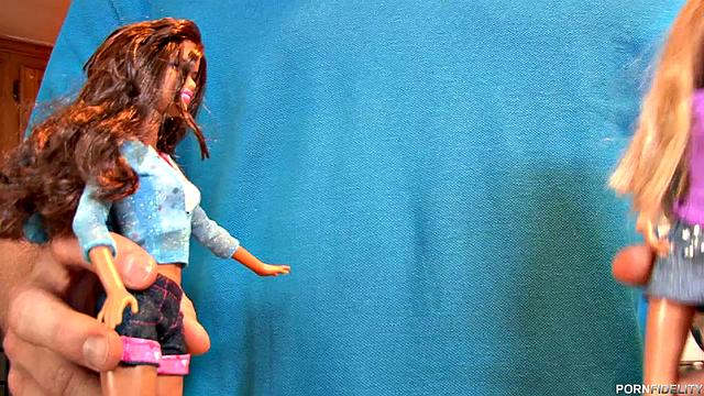 парень управляет двумя барби и устраивает им весёлый разврат