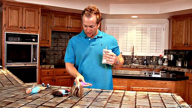 парень управляет двумя барби и устраивает им весёлый разврат