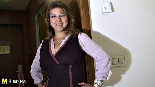 зрелая шлюшка сама себе не конкурент - зовёт мужика на помощь