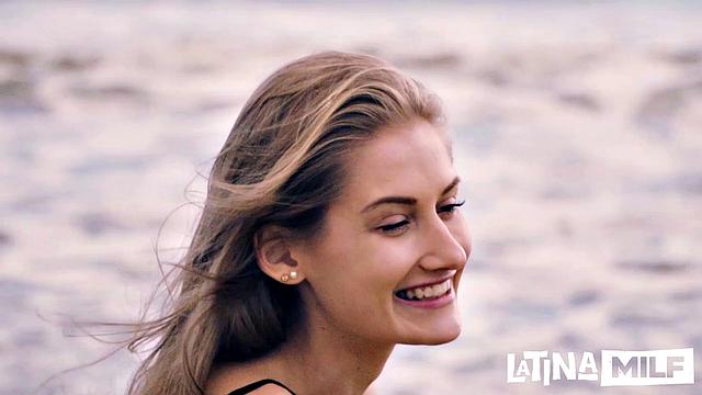 Тиффани Тейтум кайфует на пляже Барселоны и катается на члене Кевина Уайта.