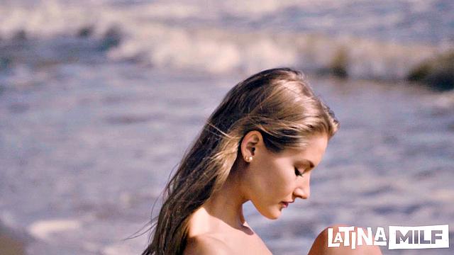 Тиффани Тейтум кайфует на пляже Барселоны и катается на члене Кевина Уайта.