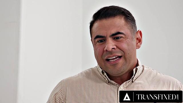 Транс-рыжая Ариэль Демур устраивает шоу: жёсткая долбёжка и двойное проникновение с мужиками, всем весело, только кровать жалко.