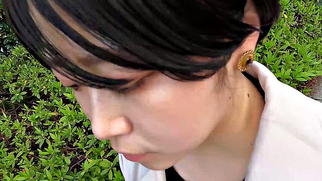 Реона Сато раздвигает мокрую киску и трахается по полной