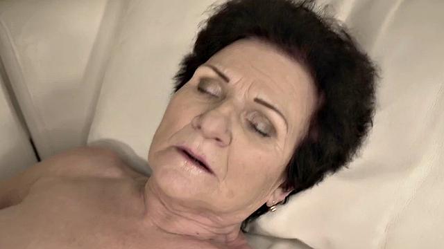 Nympho grandma penetrated by big dick in wet pussy