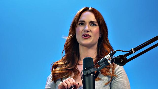 Inked MILF pleasing hairy pussy in solo session