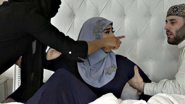 Pregnant Hijab Hips