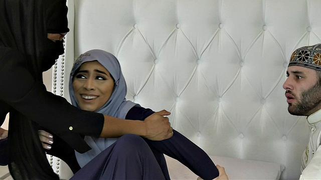 Pregnant Hijab Hips