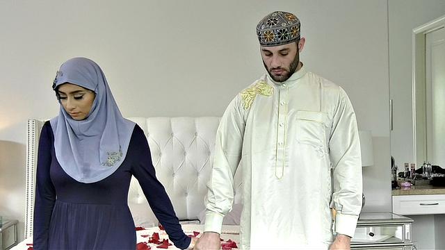 Pregnant Hijab Hips