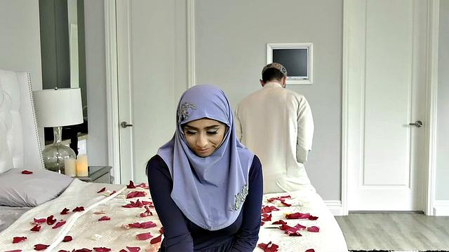 Pregnant Hijab Hips