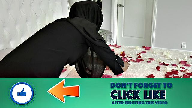 Pregnant Hijab Hips