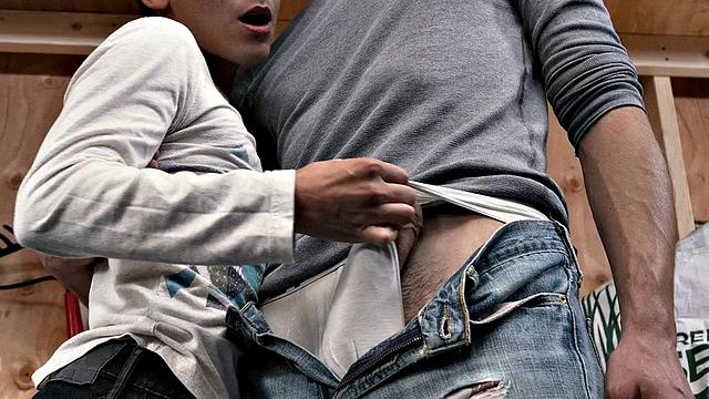 Tiny bottom barebacked in small hole by tall stud