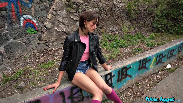 Жад Амор на улице предлагает секс за деньги и глотает сперму как профи.