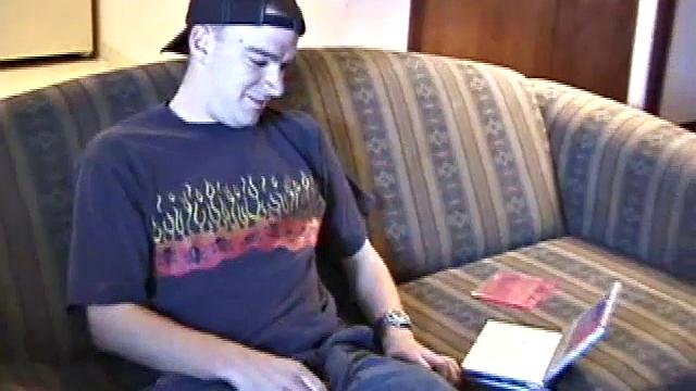 Джей прикидывается хулиганом, а сам дрочит с улыбкой