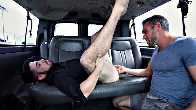 Amateur pulled stud fingered by gay in outdoor bus