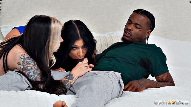 две развратные подруги соблазняют соседа на жаркий групповой секс