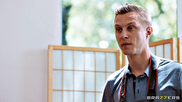 Властная мамка унижает фотографа и трахается по своим правилам.