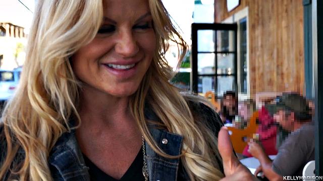 пышногрудая блондинка в очках трахается в кожаных сапогах и дрочит грудью