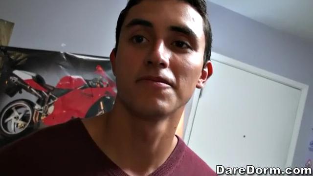 две блондинки, один парень и футбольный мяч - только для декора