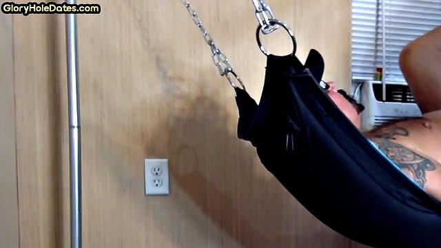 жаркий гей-дед заводится на домашнем слинге