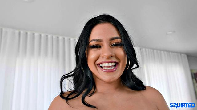 Серена Сантос лихо сквиртит и обильно плюет на грудь во время жаркого секса с Тони Рибасом, все на испанском языке.