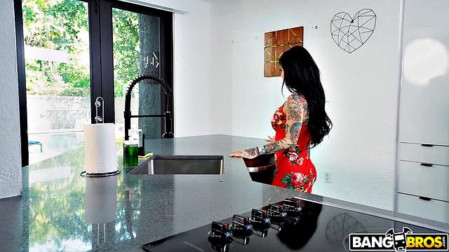 Horny Mom Wants It Anal